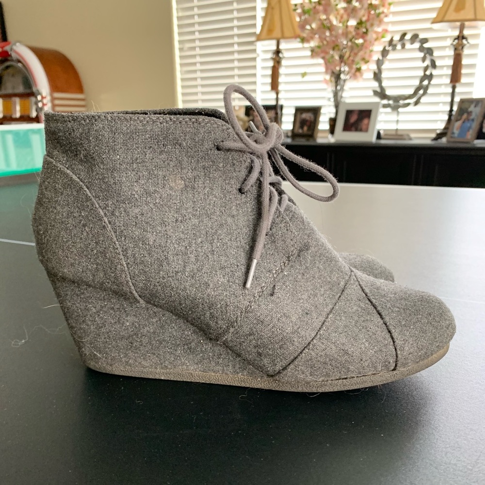Grey casual shoes